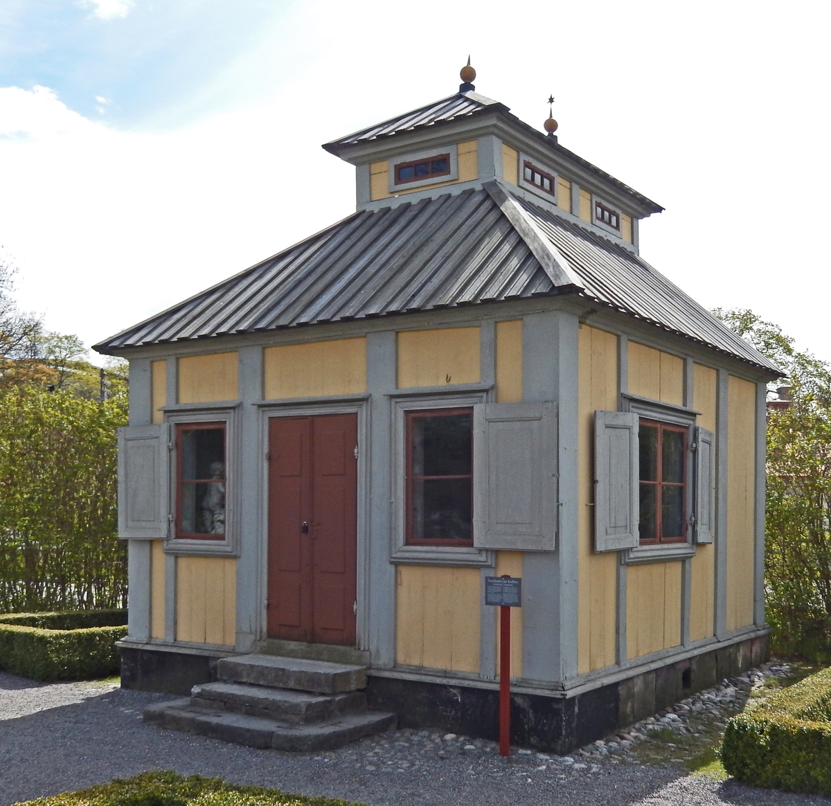 Swedenborgs lusthus i Rosengården på Skansen är en liten timrad byggnad klädd med stående slät panel, målad med gul linoljefärg. Snickerierna är målade med grå linoljefärg, dörrbladen och fönsterbågarna med brun. Brädtaket är ett säteritak med små fönster i den vertikala mellandelen. Byggnaden stod på sin ursprungliga plats placerad vid tomtgränsen, därav den fönsterlösa baksidan.

Lusthuset är troligen uppfört före 1700-talets mitt och har stått i trädgården till den malmgård på Hornsgatan 41-45 på Södermalm i Stockholm som vetenskapsmannen och mystikern Emanuel Swedenborg ägde från 1743.

Byggnaden flyttades till Skansen 1896 och placerades då ungefär där Missionshuset idag ligger. 1964 flyttades lusthuset inom Skansen till den nyanlagda Rosengården, där den står än idag.