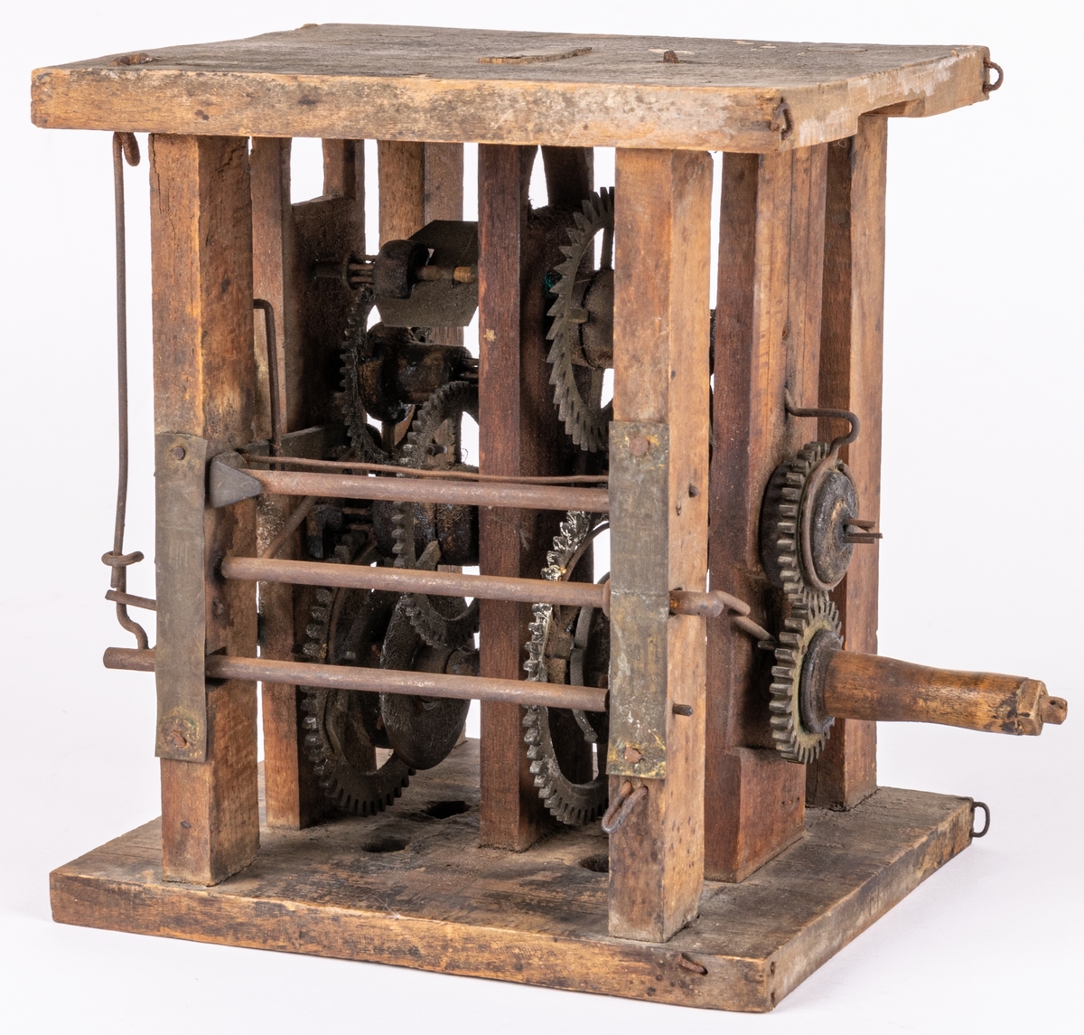 Urverk med stomme av trä, och verk av mässing. Defekt.