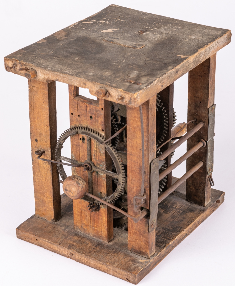 Urverk med stomme av trä, och verk av mässing. Defekt.