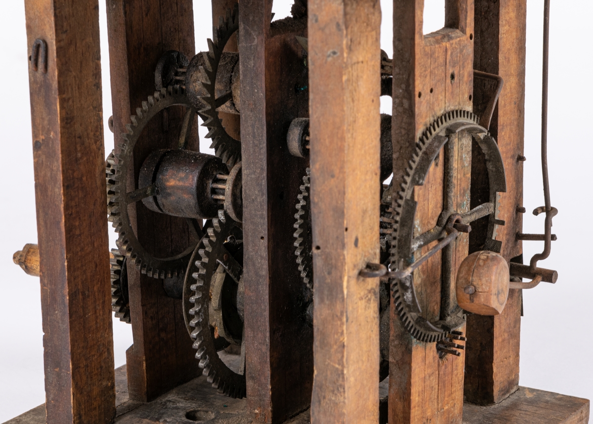 Urverk med stomme av trä, och verk av mässing. Defekt.