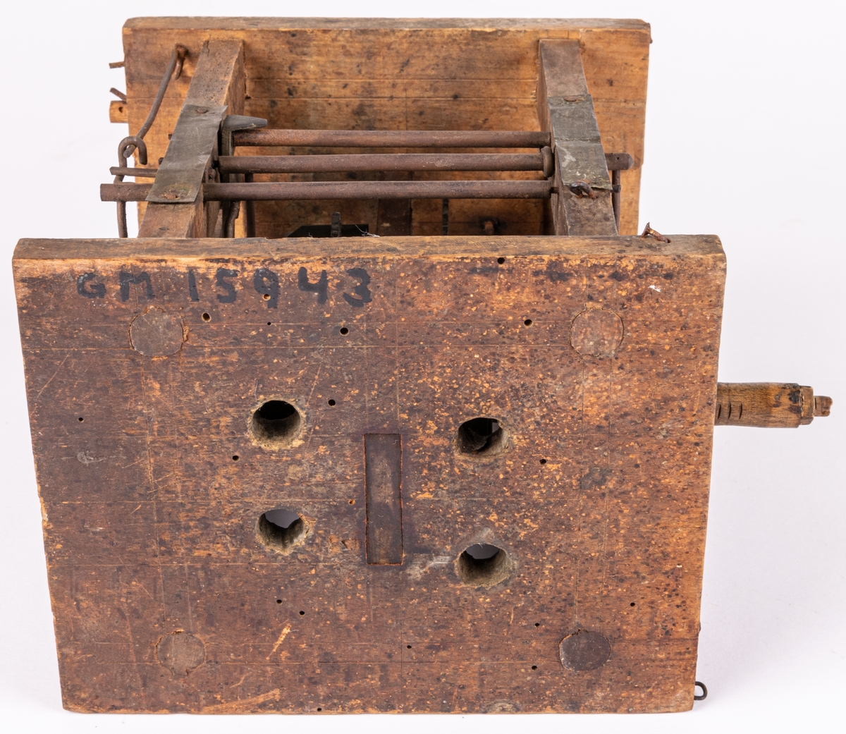 Urverk med stomme av trä, och verk av mässing. Defekt.