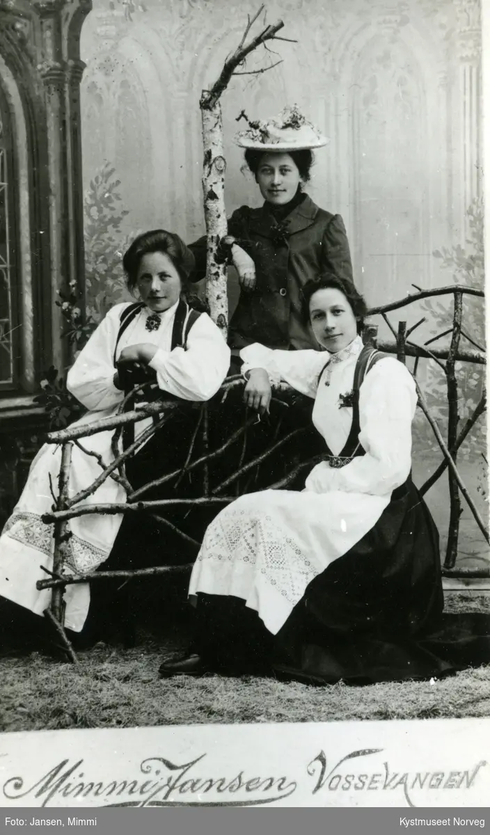 Bunadskledde kvinner