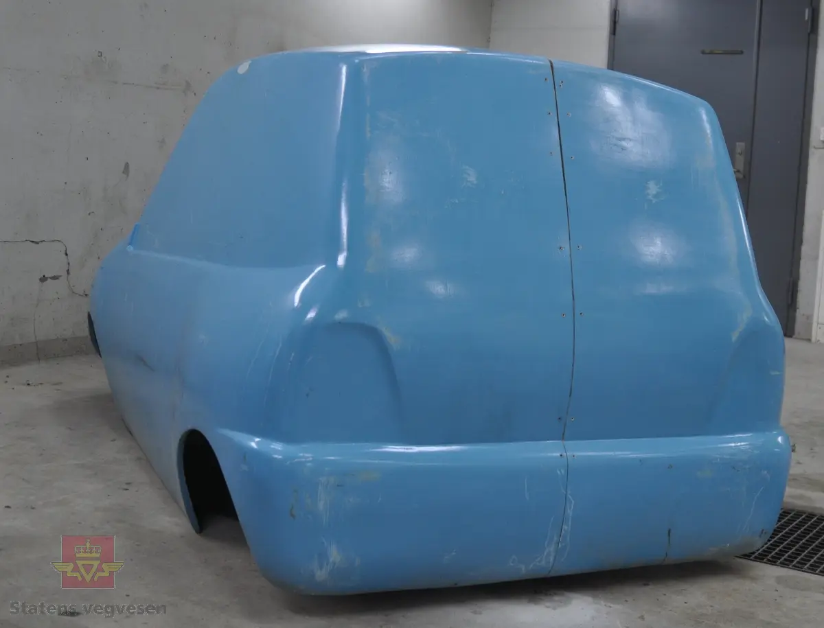 Blå glassfibermodell laget ved utvikling av det som skulle bli den første Pivco elbilen, model Piv1.