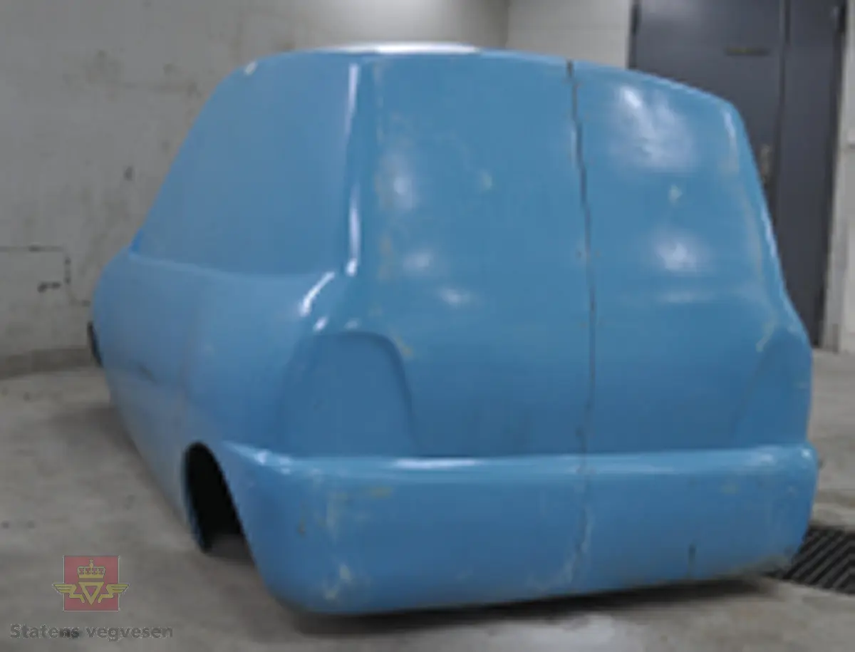 Blå glassfibermodell laget ved utvikling av det som skulle bli den første Pivco elbilen, model Piv1.