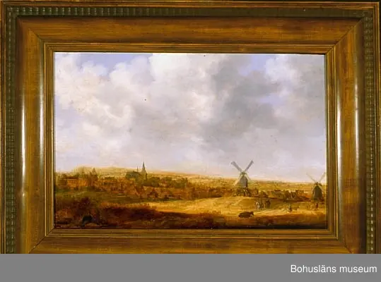 Jan Josephsz. van Goyen. Född i Holland 1596, död 1656.
Landskap med väderkvarnar, 1637. 
39 x 60. Olja på träpannå.

MONTERING/RAMNING
Pannå av ek. Bruntonad träram av fur med hopplistdekor. 59,1 x 79,5 cm.  
Ramen har skurits för att passa målningen och är troligen förminskad vilket framgår av att tvärslåarna i hörnen har kapats och i två hörn möter de inte varann. Detta tyder på att ramen har varit större och alltså är återanvänd från ett annat konstverk.

UPPGIFTER PÅ BAKSIDAN
Tryckt etikett med handskriven text i svart tusch fastklistrad på pannån: 
Konstgalleriet
(Fredrik Dahlström)
Stockholm
subject: Landscape & Windmills
master: J. van Goyen, sign 1637.
from the collection of: Henry Brown Esq., London
sold the Jan.17th 1925.
På pannån sitter ett rött lacksigill, en fastklistrad lapp med texten No 50, en annan med siffran 23 eller kombinationen 2J.

Övrig historik se JJ01.