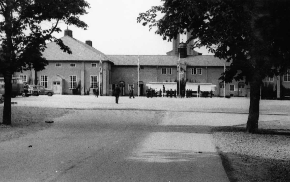 Rikshemvärnstävlingen 1967, sid 1

Tävlingen 1967 förlades till P 10, med mycket extraarbete som följd för många anställda vid regementet.

Bild 1. Under matsalsklockan placerades resultat-tavlan, så här kunde deltagarna följa sin grupps placering för varje dag. I samband med måltiderna var detta den naturliga samlingspunkten.

Bild 2. Chefen P 10, Gunnar Henricson, hälsar arméchefen Curt Göransson, rikshemvärnschefen Per Kellin och militärbefälhavaren Carl Eric Almgren välkomna.