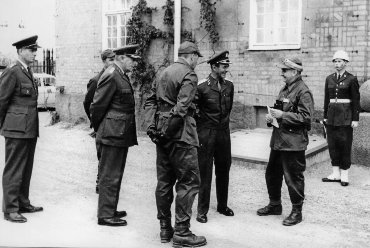 Rikshemvärnstävlingen 1967, sid 1

Tävlingen 1967 förlades till P 10, med mycket extraarbete som följd för många anställda vid regementet.

Bild 1. Under matsalsklockan placerades resultat-tavlan, så här kunde deltagarna följa sin grupps placering för varje dag. I samband med måltiderna var detta den naturliga samlingspunkten.

Bild 2. Chefen P 10, Gunnar Henricson, hälsar arméchefen Curt Göransson, rikshemvärnschefen Per Kellin och militärbefälhavaren Carl Eric Almgren välkomna.
