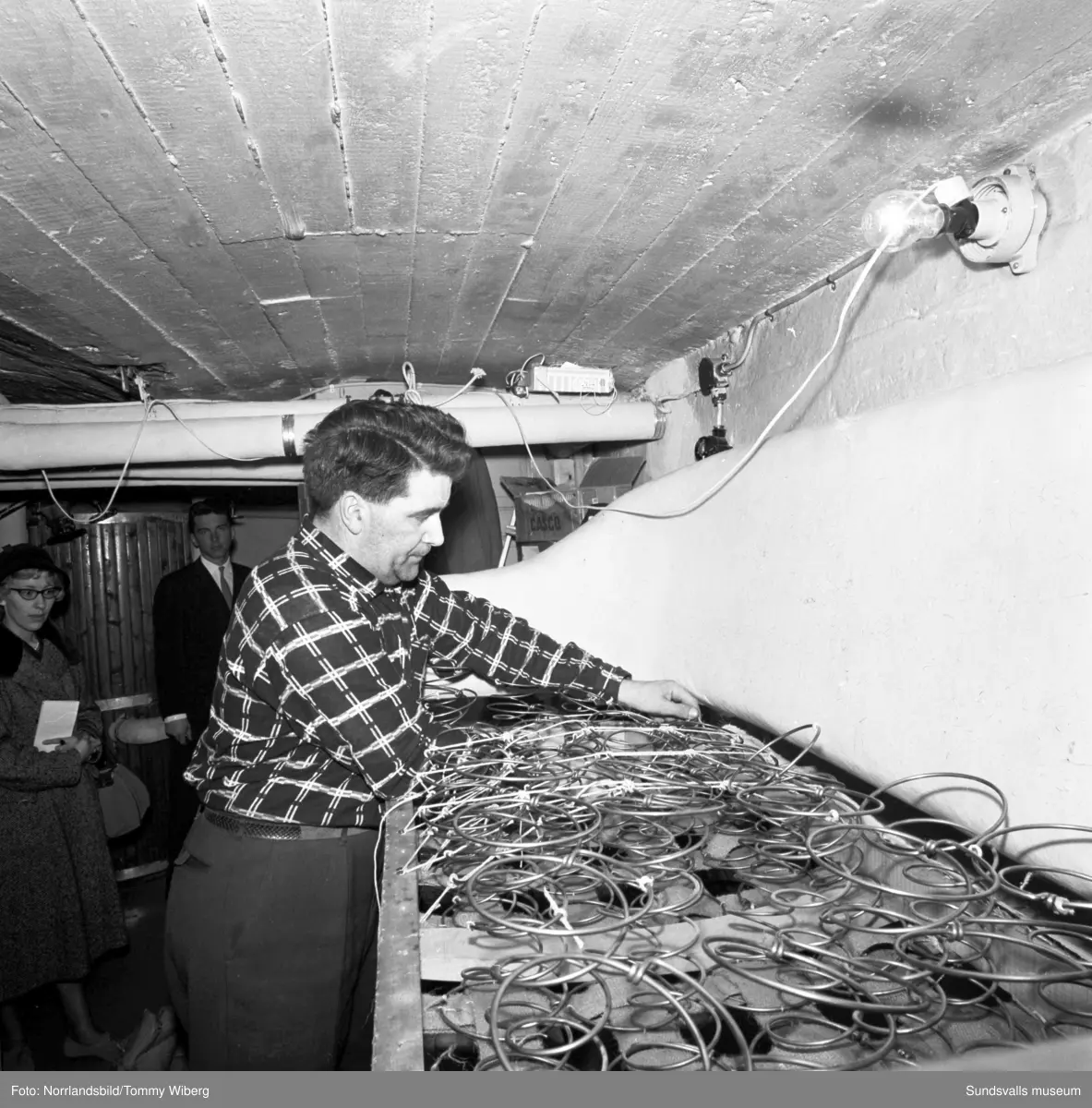 Hotell Knaust, bilder från verksamheten bakom kulisserna. Reportagebilder med personal som exempelvis diskar, tvättar, reparerar inventarier och maskiner.
