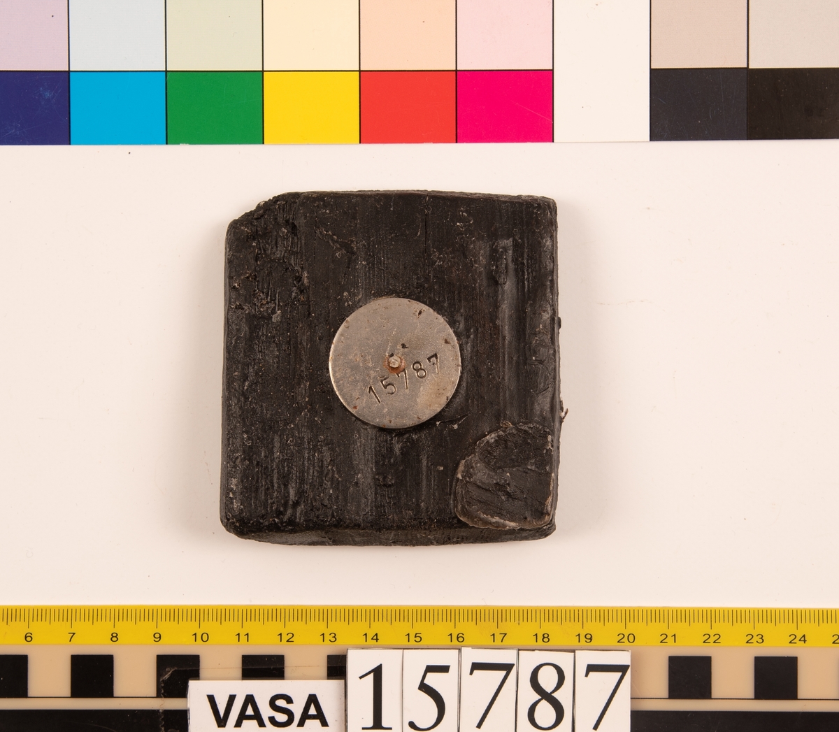 Lockplugg till laggkärl. Kvadratiskt trästycke.