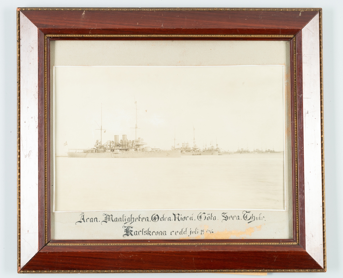 Bilden visar en pansarbåtseskader på Karlskrona örlogsredd i juli 1906.