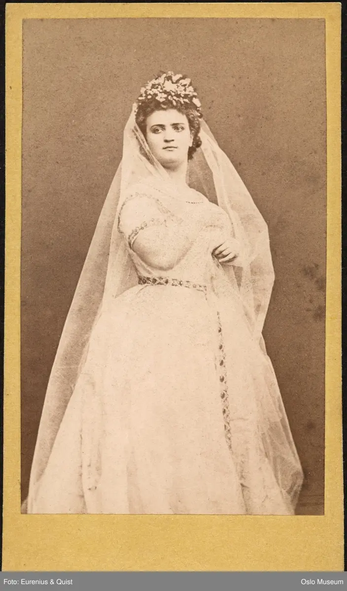 portrett, kvinne, skuespillerinne, sangerinne, stående helfigur, rollebilde, Margaretha i "Faust"