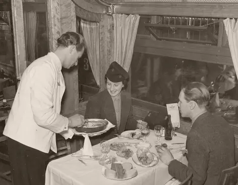 Från furneringen till tallriken: bakom kulisserna i restaurangvagnen