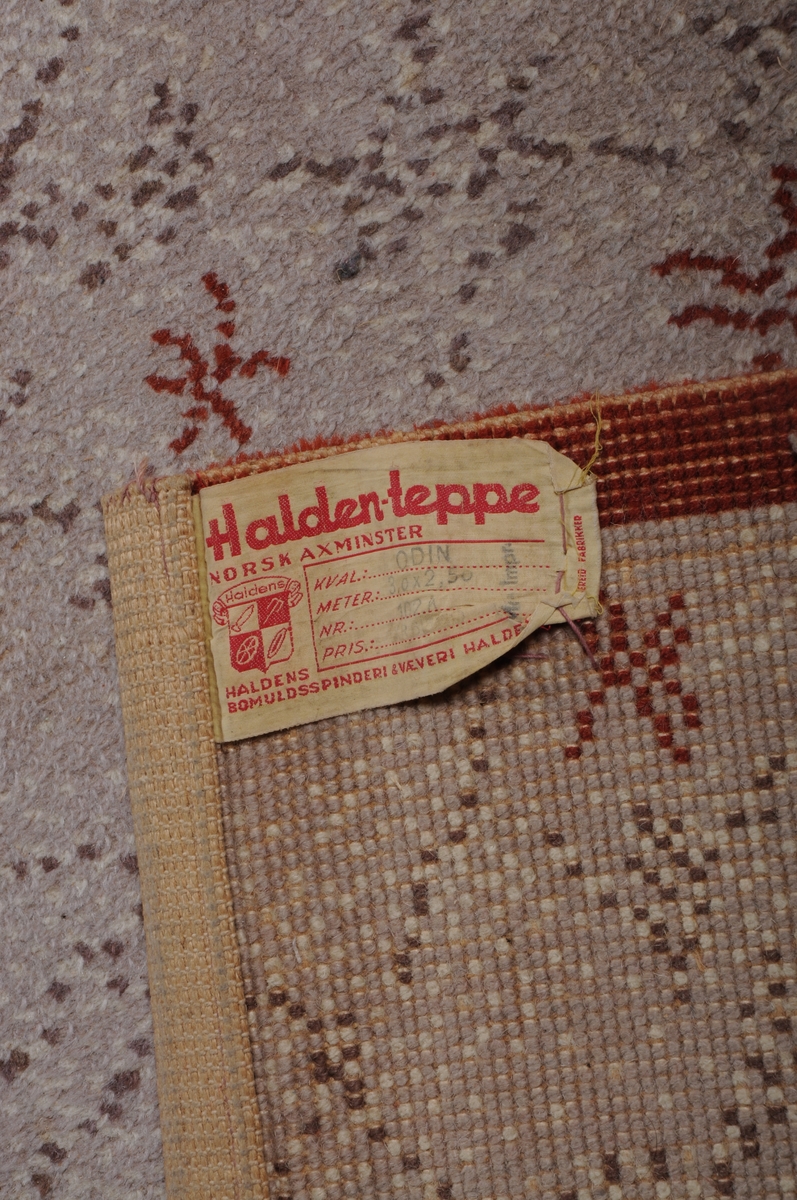 Rektangulært vevd og knyttet gulvteppe i ull og jute/bomull. Beige med rødt kant og rødt, naturhvitt og brunt mønster ( røde "stjerner"). Norsk Axminster.