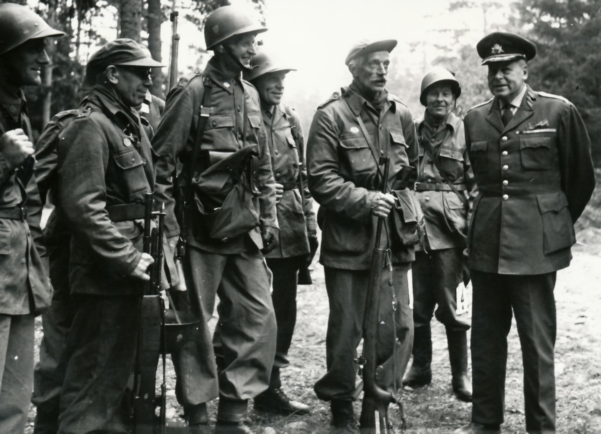 Rikshemvärnstävlingen 1967, sid 8

Stn 2
Bild 1. Lag 30 Norrby Fo 48. 

Bild 2. Rikshvchefen genmj Per Kellin med Lag 4 Arlöv Fo 11. Foto: Evert Wahlberg

Bild 3. Lag 5 Kindaholm Fo 34. Visitation efter skjutning. Foto: Evert Wahlberg.