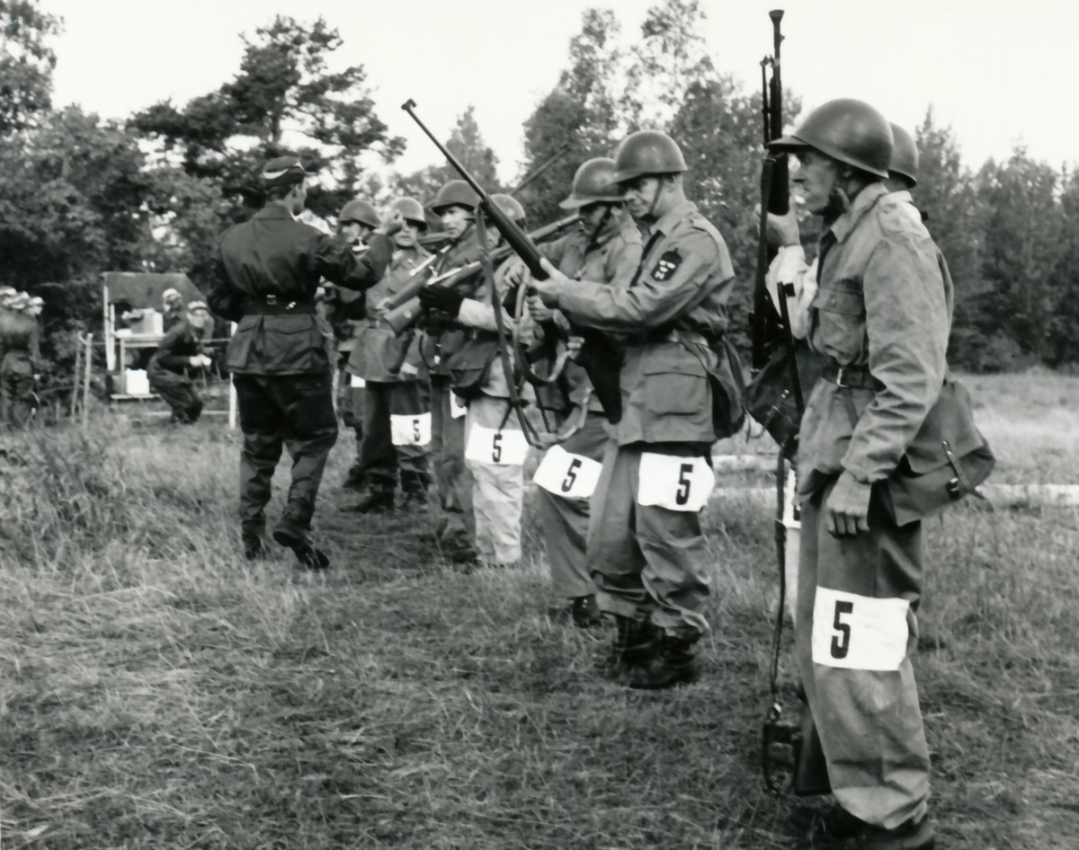 Rikshemvärnstävlingen 1967, sid 8

Stn 2
Bild 1. Lag 30 Norrby Fo 48. 

Bild 2. Rikshvchefen genmj Per Kellin med Lag 4 Arlöv Fo 11. Foto: Evert Wahlberg

Bild 3. Lag 5 Kindaholm Fo 34. Visitation efter skjutning. Foto: Evert Wahlberg.