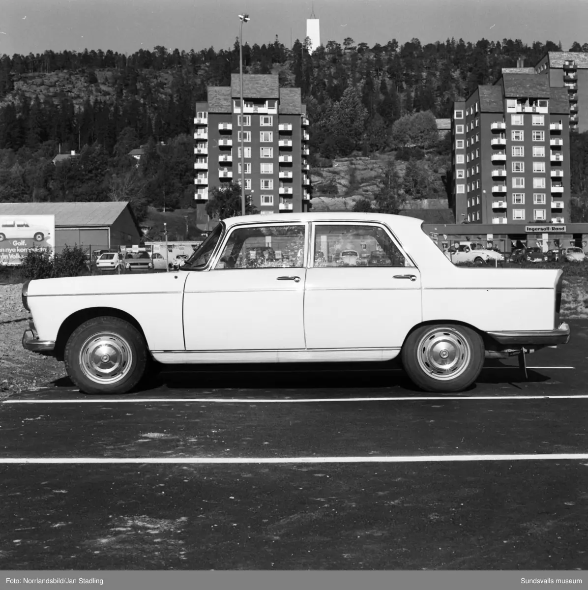 Bilar av olika fabrikat fotograferade på olika platser i Sundsvall på uppdrag av firman Ljuddämpare AB.