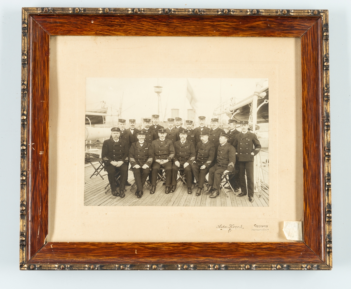 Bilden visar underofficerare ombord på ett av pansarkeppen omkring 1910.