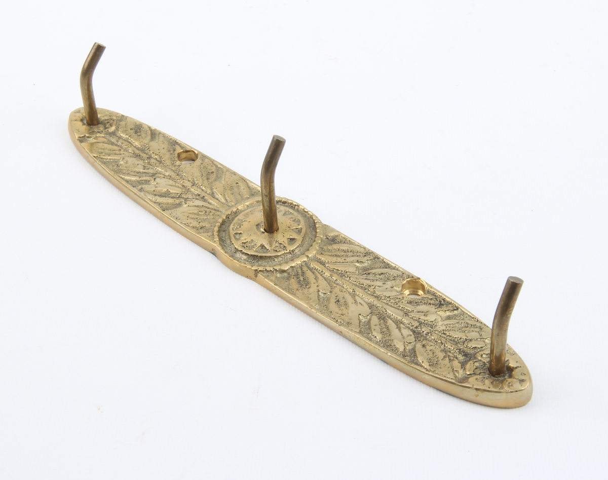 Peissett bestående av ildrake, ildtang, feiebrett og oppheng.