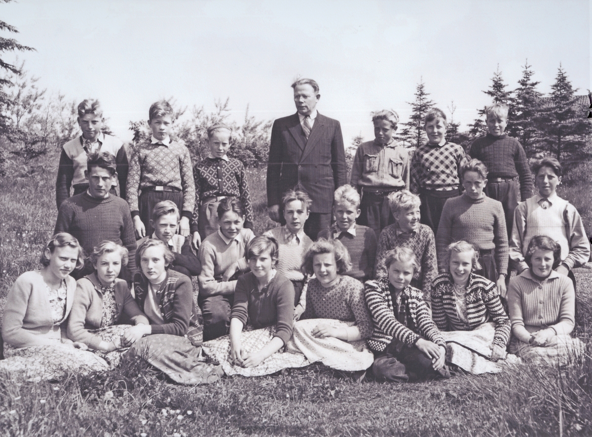 Elever og lærer på Sævland skole 1939. Poserer på gresset, trær i bakgrunnen. Læreren i midten. Totalt 23 personer.
Rekke 1 fra venstre: Astrid Mannes, Torunn Sjøen, Gunvor Thorsen, Marit Gundersen, Anne Serine Tangen, Kirsten Munkejord, Anna Mannes og Gerd Rangvaldsjord.
Rekke 2 fra venstre. Otto Olsen, Reidar Larsen, Odd Mannes, John Halvorsen, Kåre Tangen, Jon Lund, Karsten Tveit og Harald Mannes.
Rekke 3 fra venstre: Leif Hagen, Leif Breifjord, Gunnar Torsen, Peder Fagerland (lærer), Terje Lund, Leif Tangen og Leif Tjøssvold.