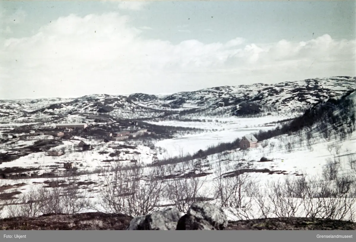 Vinterlandskap med bebyggelse, både bolighus og industribygg. Sandnesvannet til høyre i bildet, med AVL og Hesseng. 