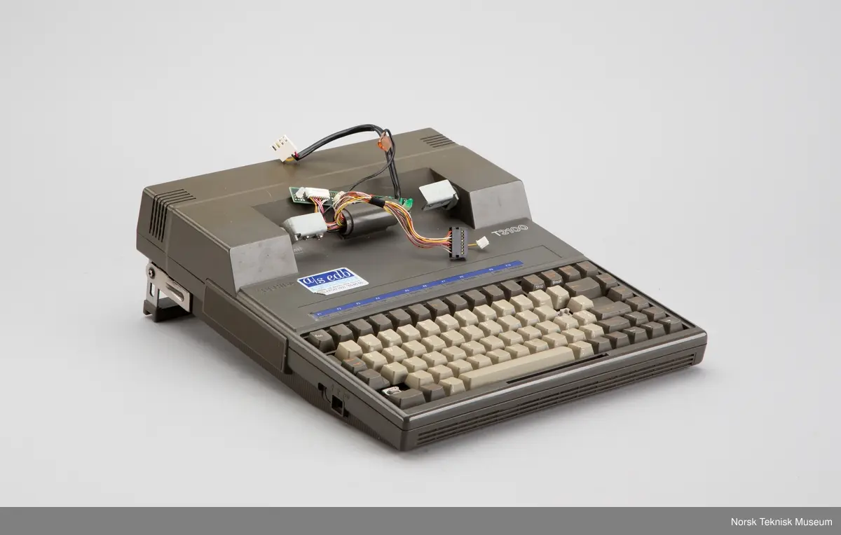 Maskinen er fullt operativ og med fungerende installert programvare. Maskinen har 655360 bytes minne (640 kb). MS- DOS versjon 5.0 (1991), Word Perfect versjon 4.2 og Microsoft Windows versjon 3.0 (1990) er installert. Harddisken er totalt på 21204992 bytes  (21 Megabytes). Prosessoren er en Intel 80286, 8 MHz med CGA grafikkort. Diskettstasjonen tar 360K 3,5 " disketter. 101 tasters tastatur. BIOS datert 07.11.1986. I tillegg følger det med mus. Det følger også med mus, bruksanvisning og bæreveske.