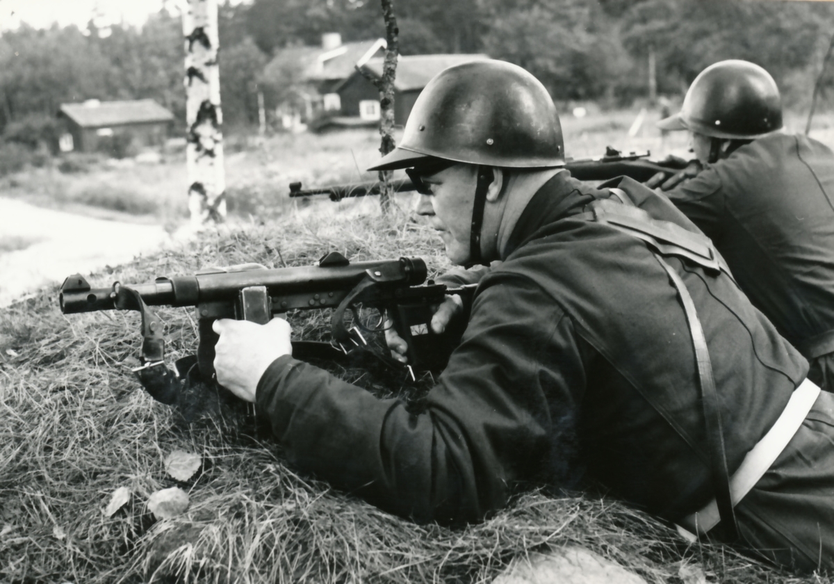 Rikshemvärnstävlingen 1967, sid 12

Stn 4.

Bild 1. Lag 12, Malmberget, Fo 66. Närmast grpch K Sikström

Bild 2. Rikshvch, grpch K Sikström och kg-skytt Ture Storsmark (är förmodligen Ture Forsmark enligt inkommen uppgift. //Rosén 14 januari 2021)

Bild 3. Rikshvch övervakar återlämningen av ammunition.