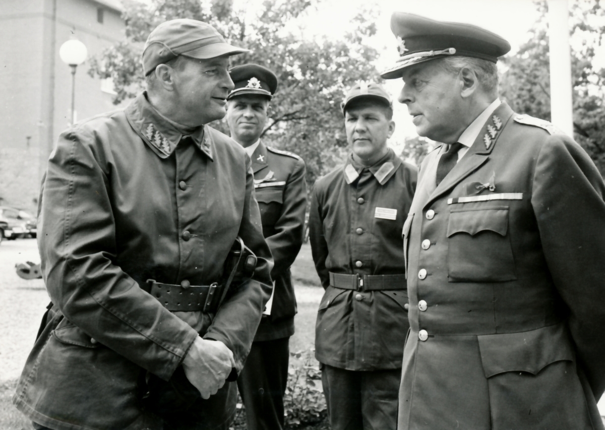 Rikshemvärnstävlingen 1967, sid 9

Celebra besök.
Bild 1. Chefen Milo Ö, general Almgren i samspråk med rikshvchefen general Kellin

Bild 2. Försvarsstabschefen, general Stig Synnergren och rikshvch.

Bild 3. Rikshvch med okända officerare.