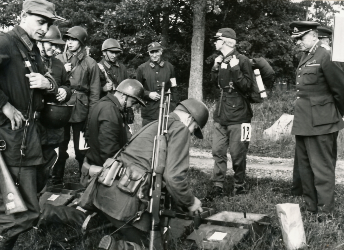 Rikshemvärnstävlingen 1967, sid 12

Stn 4.

Bild 1. Lag 12, Malmberget, Fo 66. Närmast grpch K Sikström

Bild 2. Rikshvch, grpch K Sikström och kg-skytt Ture Storsmark (är förmodligen Ture Forsmark enligt inkommen uppgift. //Rosén 14 januari 2021)

Bild 3. Rikshvch övervakar återlämningen av ammunition.