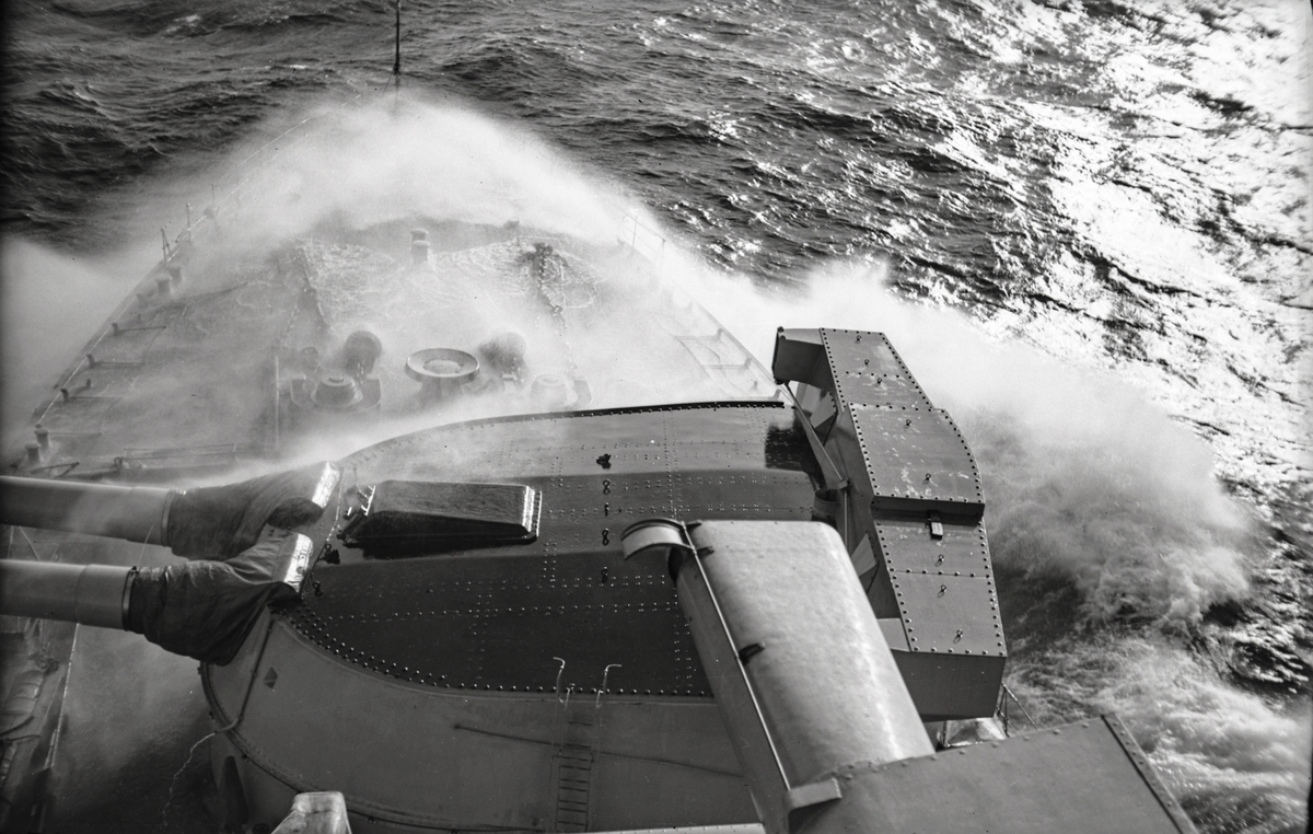 Förliga 28 cm tornet på HMS Sverige i hårt väder.