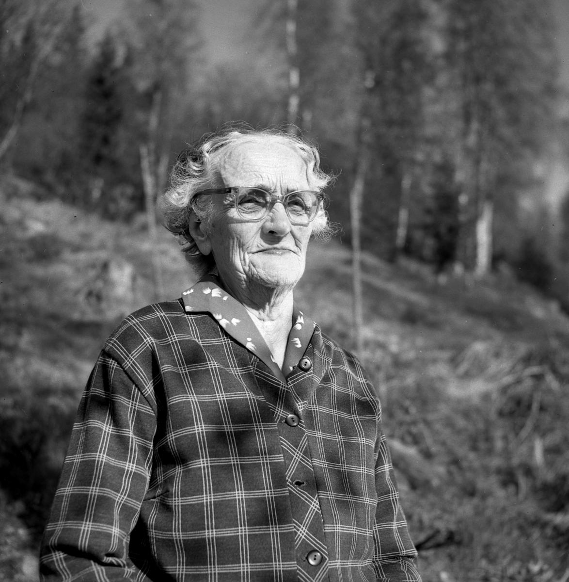 Portrettfoto av Gudrid Moren i svart/hvitt. Tatt ute