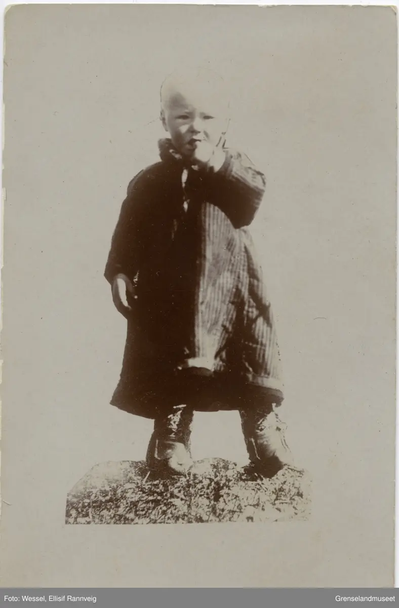 Liten koftekledt gutt fra Sandnes fotografert på Klokkerjordet, Kirkenes.