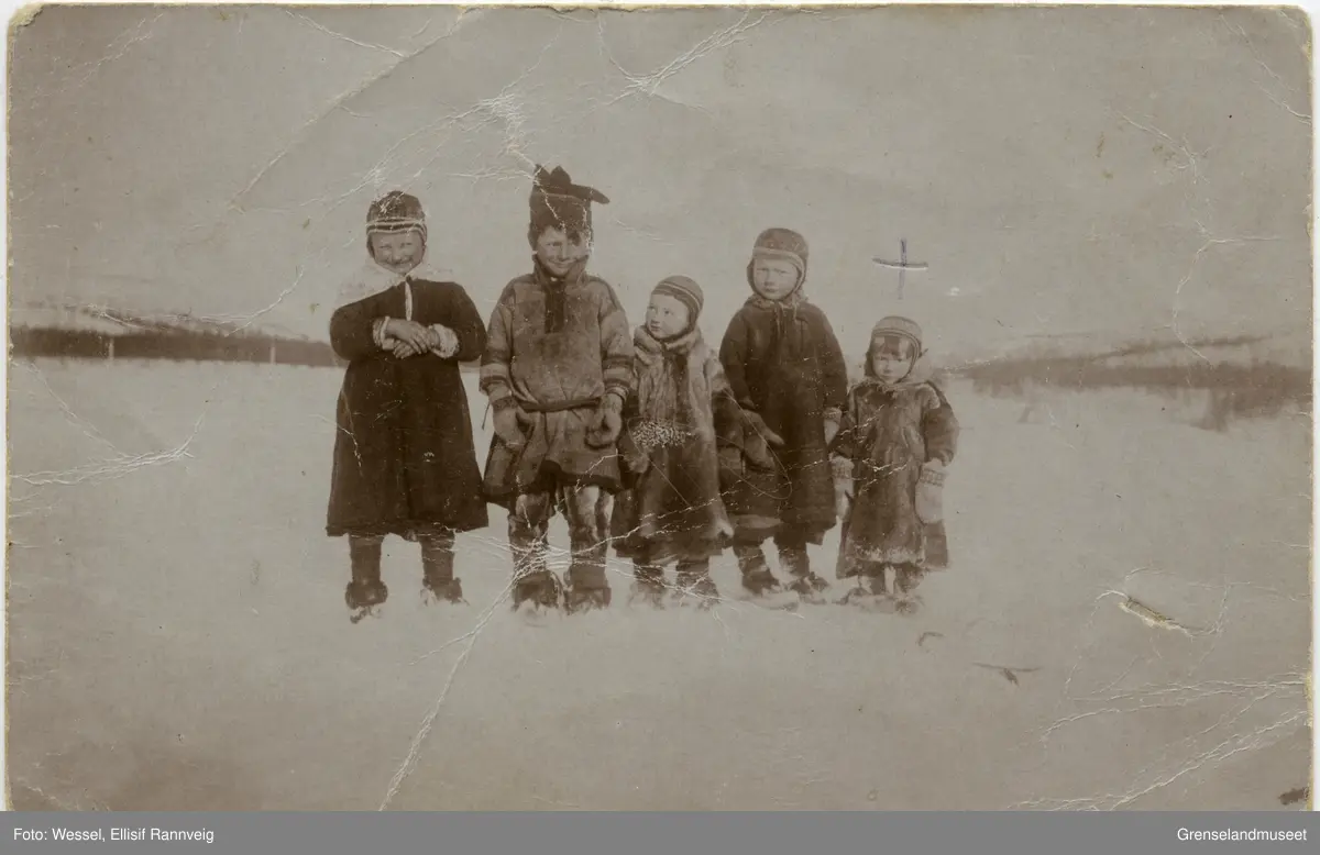Barn fra Sandnes ca 1900. Fra venstre: Margit Menna, Mathis O. Noste, Inga Menna, Bigga Noste, Ellen Inga Noste.