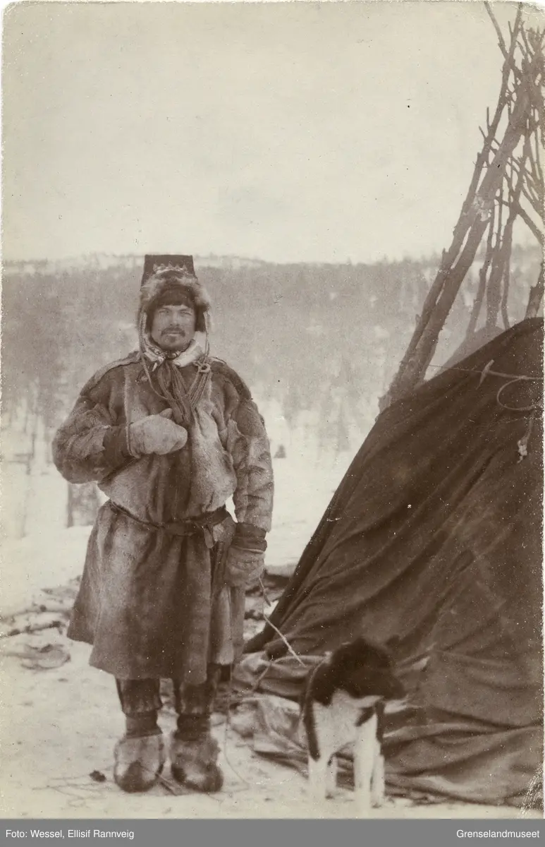 Reinvokter Moses fotografert utenfor lavvoen mellom Salmijärvi og Suenjel, Kola.