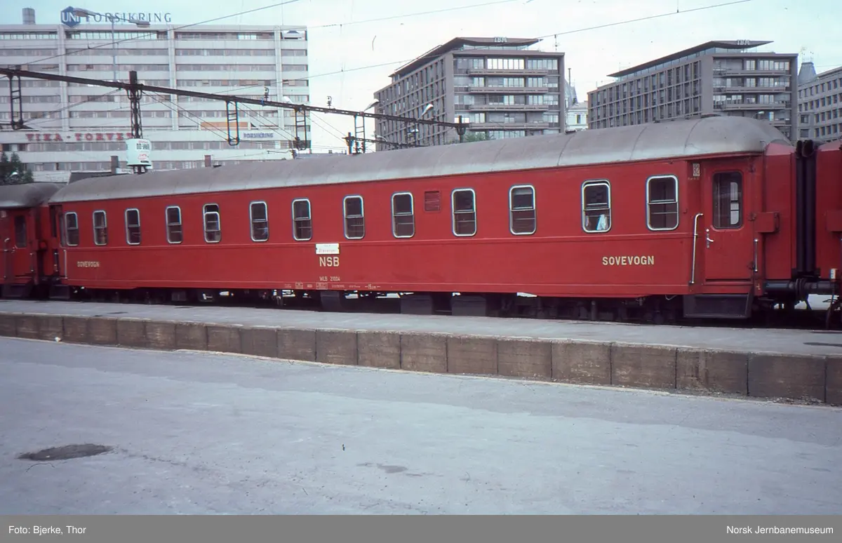 Sovevogn litra WLB nr. 21004 på Oslo V