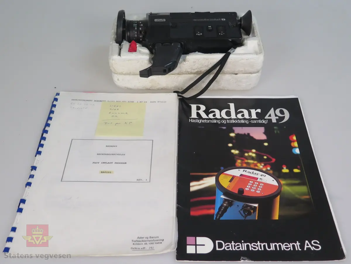 22 deler totalt:
NVM 9581: Radar 49 i trekasse.
NVM 9581-1: Stativ med stålkasse for monterig på stolpe langs vegen.
NVM 9581-2: Pc.
NVM 9581-3: Skjerm til pc.
NVM 9581-4: Tastatur til pc.
NVM 9581-5: Batterlader og omformer.
NVM 9581-6: Kamera.
NVM 9581-7: Kabler.
NVM 9581-8; Maskinskrvet brukermanual.
2 stk 12V-24AH batterier fulgte med, disse ble avhendet.