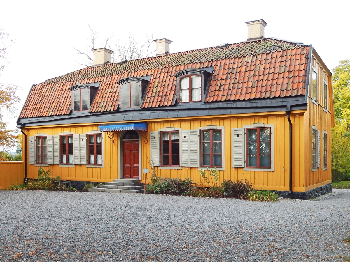 Hazeliushuset på Skansen är en timrad byggnad i en våning med inredd vind. Fasaden har stående profilerad locklistpanel målad med gul linoljefärg. Fönstersnickerierna är målade med linoljefärg i engelskt röd, fönsterluckorna är grå. Taket är brutet och valmat, klätt med enkupigt lertegel. På varje takfall finns tre takkupor med fönster upptagna. Skorstenarna är tre, murade och putsade.

Entrén är vänd mot gården och försedd med en stentrappa samt baldakin i bemålad plåt.

Byggnaden låg tidigare på Surbrunnsgatan i Stockholm, i det kvarter som nu avgränsas av Odengatan, Sveavägen, Surbrunnsgatan och Hagagatan. 

I huset föddes Skansens grundare Arthur Hazelius den 30 november 1833. Byggnaden skänktes av sällskapet "Vänner till Pauvres Honteaux" 1916 och flyttades till Skansen 1926.