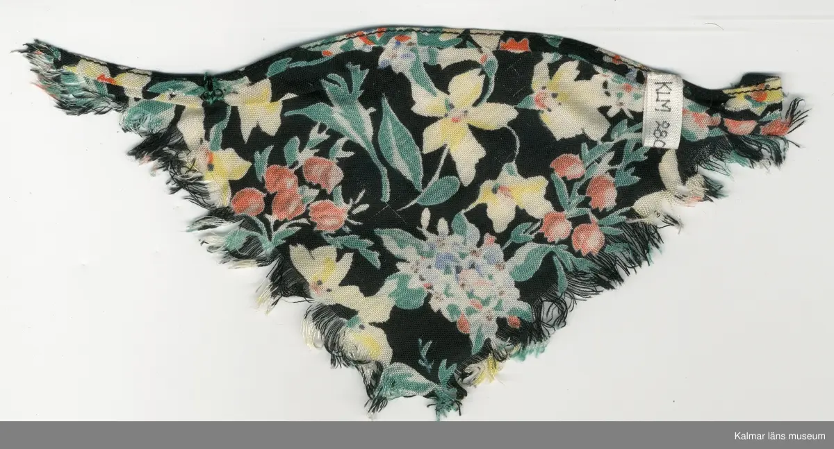 KLM 28082:281:1-4. Dockschal, dam, 4 stycken, del av nationaldräkt, av konstmaterial, med frans, svart botten med blomstermotiv i gult, rött, blått, vitt, grönt, brunt och svart. Knäppes med hake av metall, svart och trådhyska, grön. 
:2 och :3 Schalar, med rosett, grön och brosch, silverfärgad.