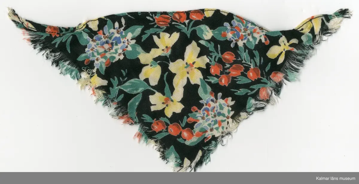 KLM 28082:281:1-4. Dockschal, dam, 4 stycken, del av nationaldräkt, av konstmaterial, med frans, svart botten med blomstermotiv i gult, rött, blått, vitt, grönt, brunt och svart. Knäppes med hake av metall, svart och trådhyska, grön. 
:2 och :3 Schalar, med rosett, grön och brosch, silverfärgad.