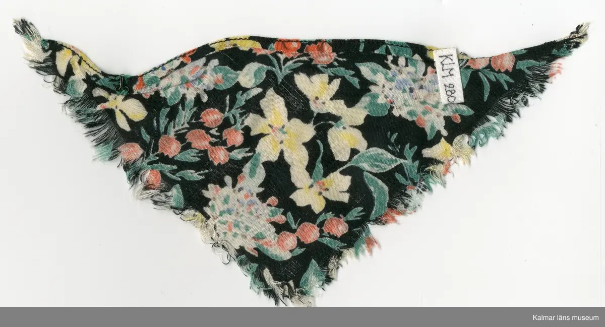 KLM 28082:281:1-4. Dockschal, dam, 4 stycken, del av nationaldräkt, av konstmaterial, med frans, svart botten med blomstermotiv i gult, rött, blått, vitt, grönt, brunt och svart. Knäppes med hake av metall, svart och trådhyska, grön. 
:2 och :3 Schalar, med rosett, grön och brosch, silverfärgad.