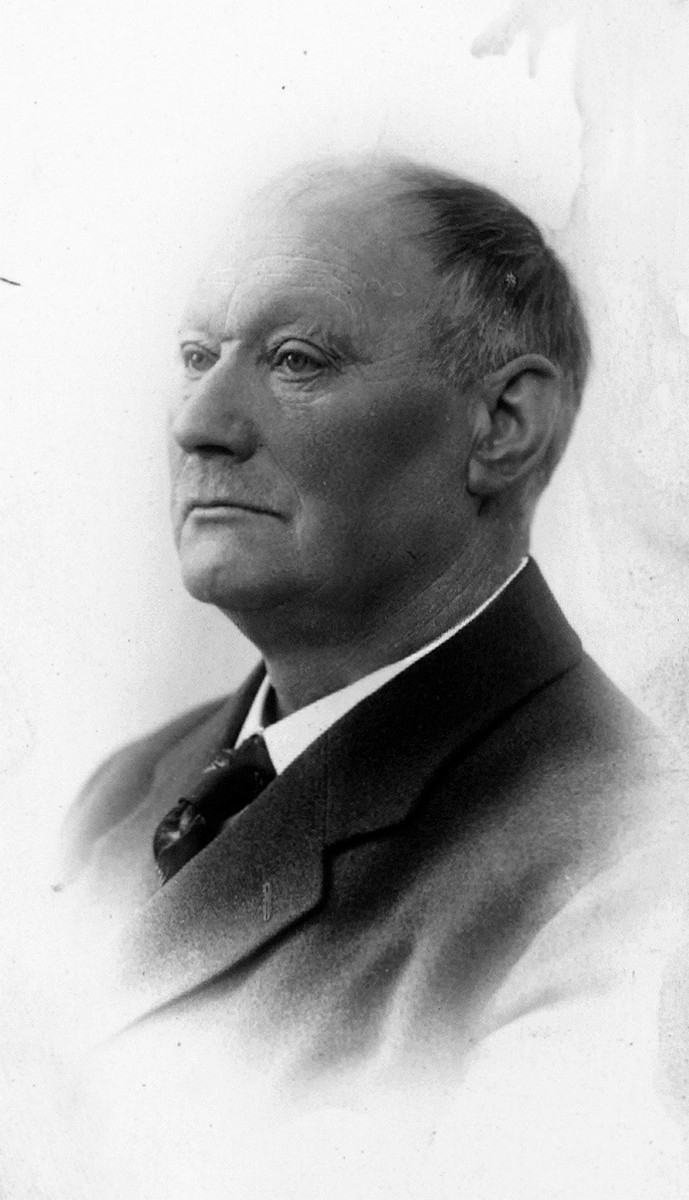 Portrettfoto i sideprofil av Jens Kvåle (1863-1949). Kvåle var lærar i folkeskulen og på Sogndal folkehøgskule. Han skipa og dreiv ungdomsbladet Vestmannen, som var det fyrste nynorske ungdomsbladet. Etter kvart vart dette ei politisk venstreavis. Frå 1931-33 var Kvåle stortingsrepresentant for Venstre. Han var også aktiv i ungdomslag. Fotografen er Gustav Borgen, Christiania.

Dette er eit digitalt eksemplar av eit foto frå biletarkivet etter "Norsk Allkunnebok". Fonna Forlag gav ut det nynorske leksikonet "Norsk Allkunnebok" mellom 1948 og 1966. Biletarkivet vart utlånt frå Nasjonalbiblioteket til Nynorsk kultursentrum, og kan kopierast og nyttast av sistnemnde etter avtale frå 2004.

Kjelde:
Norsk Allkunnebok, sjuande bandet, kolonne 799