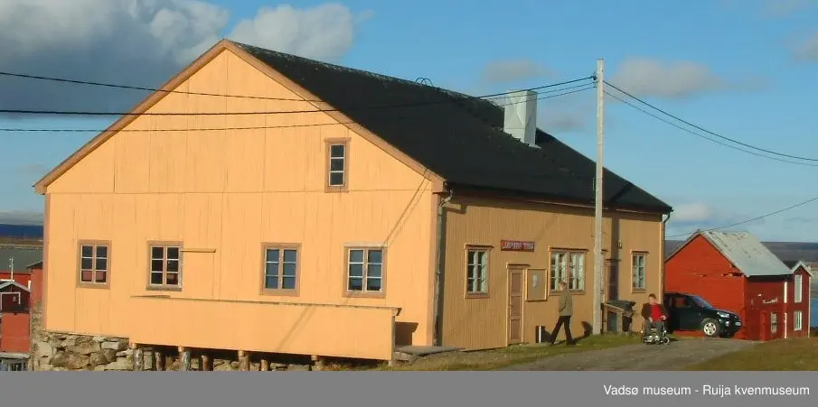 G.nr/B.nr: 13/108. Butikk, bolig, galleri