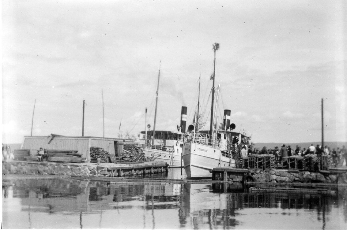 Ångbåtarna Motala Express och Stjärnorp (till höger), sannolikt vid Visingsö hamn.