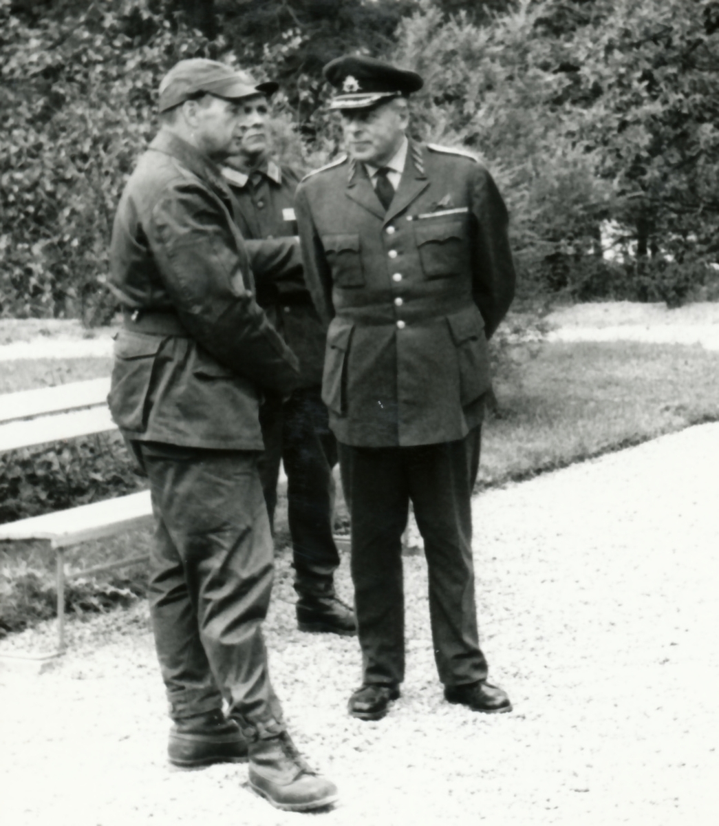 Rikshemvärnstävlingen 1967, sid 19

Bild 1. MB Ö och Rikshvch. Foto: Evert Wahlberg

Bild 2. Lag 122, VV Västerås. Kast med övningshandgranat mot KP-bil.