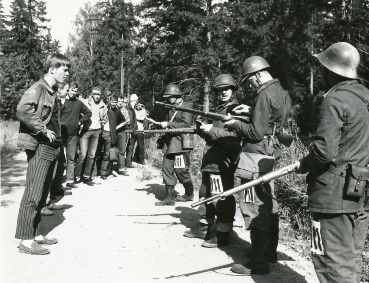 Rikshemvärnstävlingen 1967, sid 20

Vakttjänst vid Norra förråden.
Civilklädda vpl från P 10 tjänstgör som "misstänkta personer".

Bild 1. Lag 111, TV Stockholm

Bild 2. Lag 115, CVA Arboga.