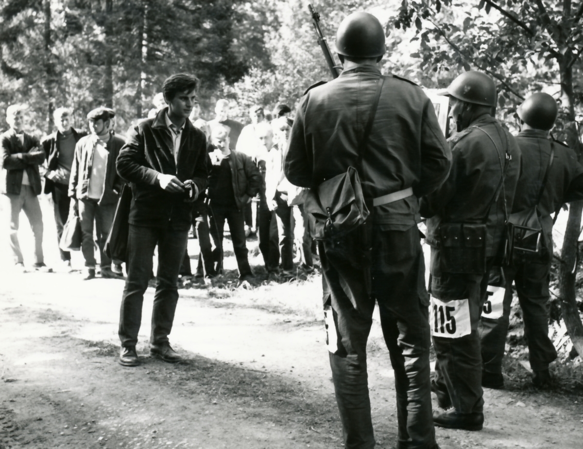 Rikshemvärnstävlingen 1967, sid 20

Vakttjänst vid Norra förråden.
Civilklädda vpl från P 10 tjänstgör som "misstänkta personer".

Bild 1. Lag 111, TV Stockholm

Bild 2. Lag 115, CVA Arboga.