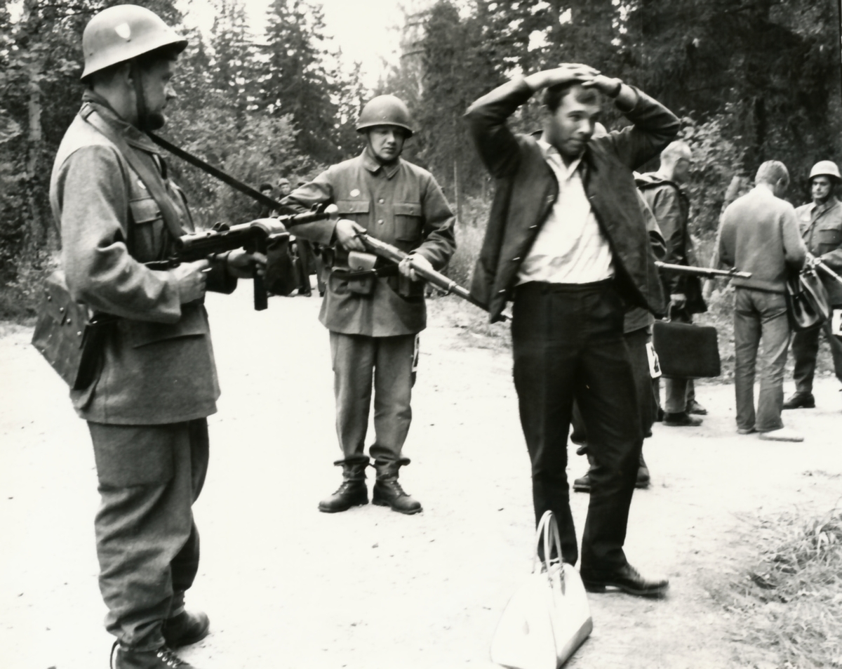 Rikshemvärnstävlingen 1967, sid 24

Vakttjänst vid Norra förråden.
Civilklädda vpl från P 10 tjänstgör som "misstänkta personer".

Bild 1 och 2. Lag 23, Jokkmokk, Fo 65