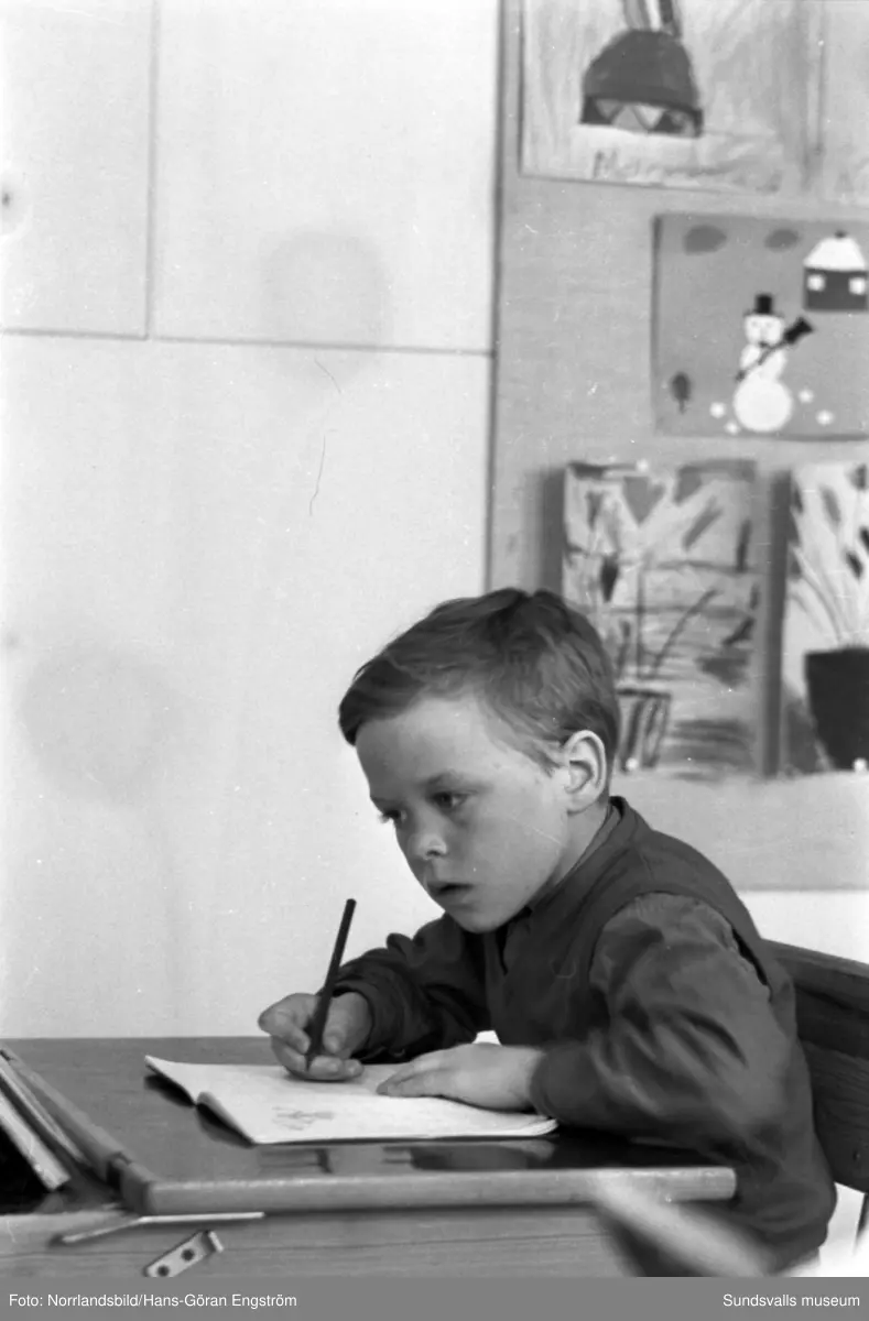 Böle skola i Sidsjön, Sundsvalls minsta skola 1962. Exteriör med barn som leker i snön och interiörbilder från klassrummet. Byggnaden används numera (2020) som bygdegård.