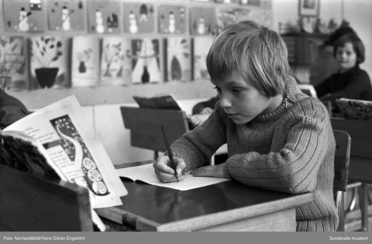 Böle skola i Sidsjön, Sundsvalls minsta skola 1962. Exteriör med barn som leker i snön och interiörbilder från klassrummet. Byggnaden används numera (2020) som bygdegård.