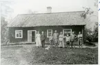 Rytterne sn, Västerås, Åkerby.
Åkerby 1:2. Familjen Boström, 1917.