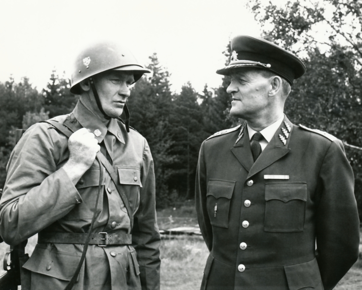 Rikshemvärnstävlingen 1967, sid 27

Bild 1. General Synnergren i samspråk med Ingvar Larsson, grpch i lag 110 Sydkraft

Bild 2. CA och lag 101 TV Uppsala.